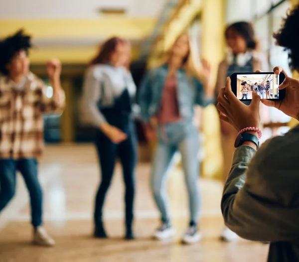 ¿Prohibir el móvil o educar en su uso?